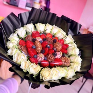 Букет из клубники 84. Букет клубника с розами